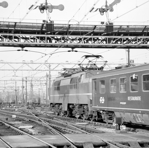 881921 Afbeelding van een electrische locomotief uit de serie 1200 van de N.S. te Amsterdam C.S.